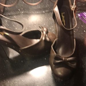 Brown Minnie Mouse pumps